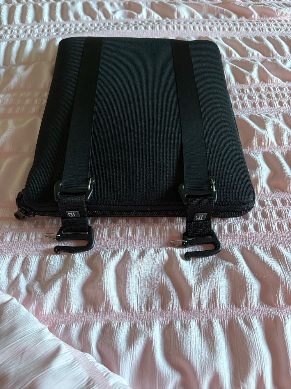 Tom Bihn Cache for small laptop or iPad - Picture 2 of 3